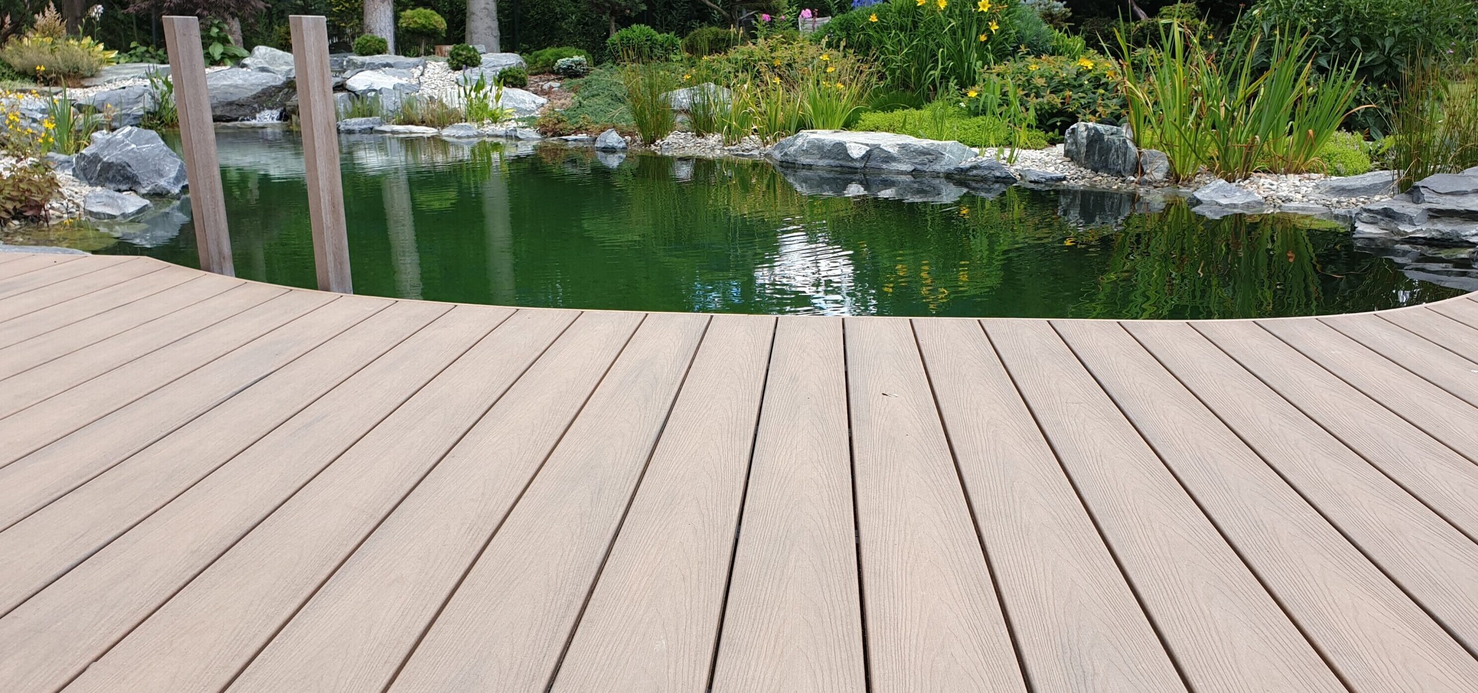 terasa s koupacím jezírkem WPC natur plus teak terasa u jezírka WPC natur plus teak