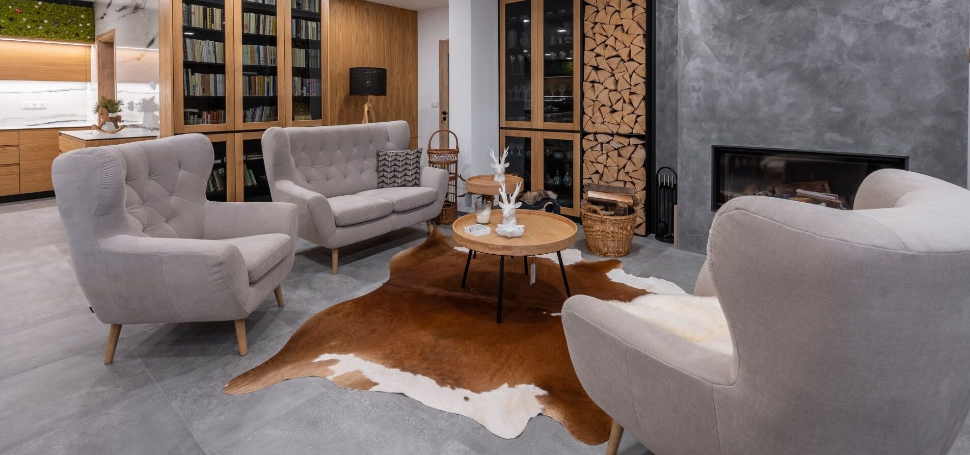designové pohovky a odkládací stolky u krbu